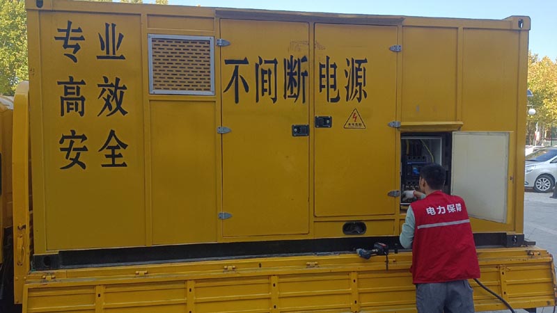 铁东柴油发电机组和UPS电源配合使用时，如何避免切换过程中的电力中断？